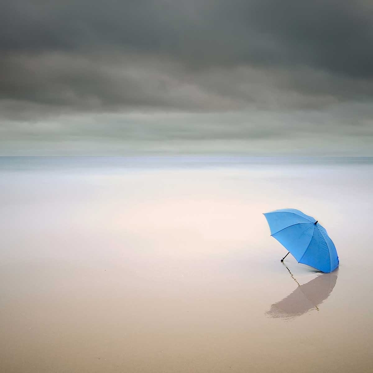 Poster parapluie bleu Affiche sous cadre noir