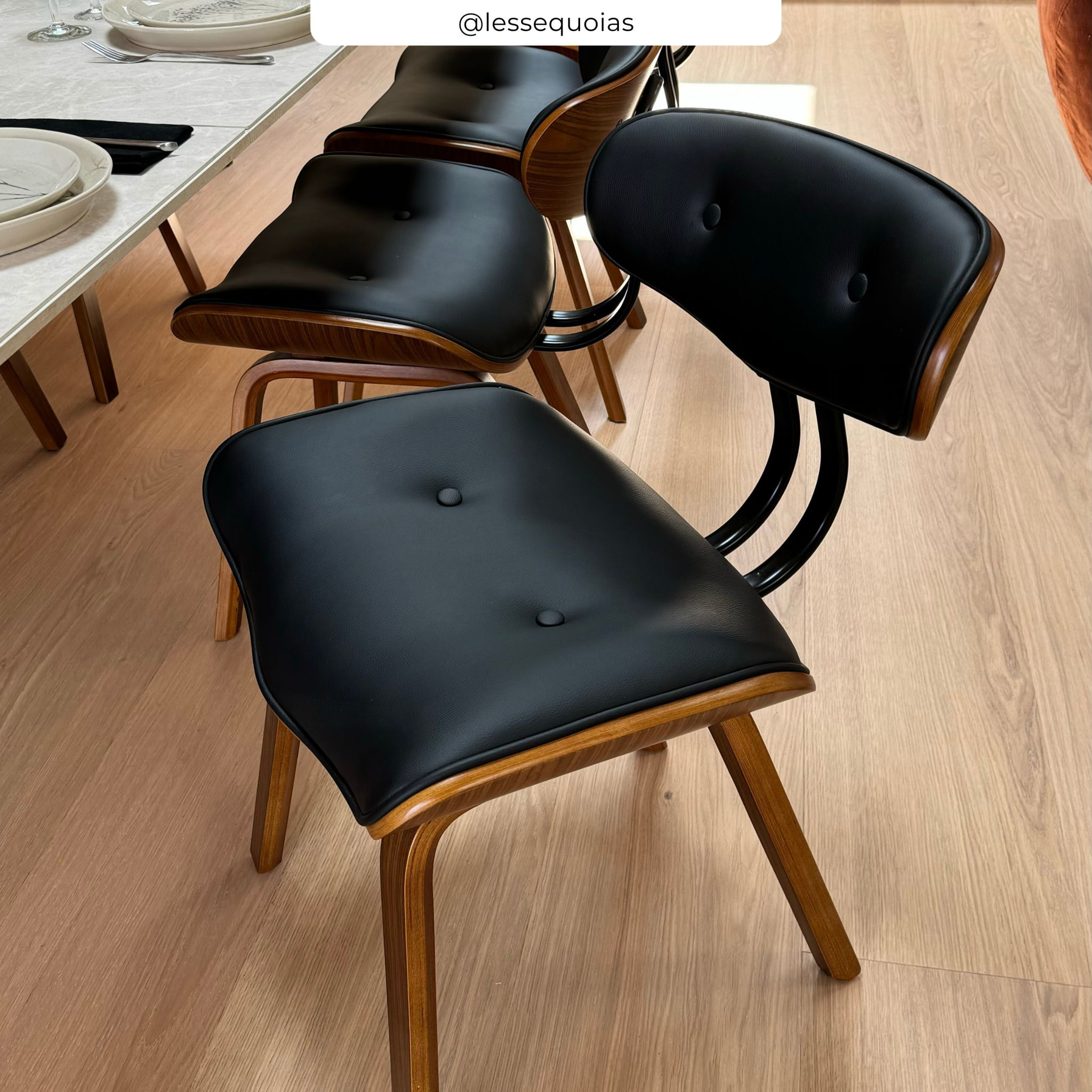 Chaise en PU noir et pieds en bois plié - Pétrus