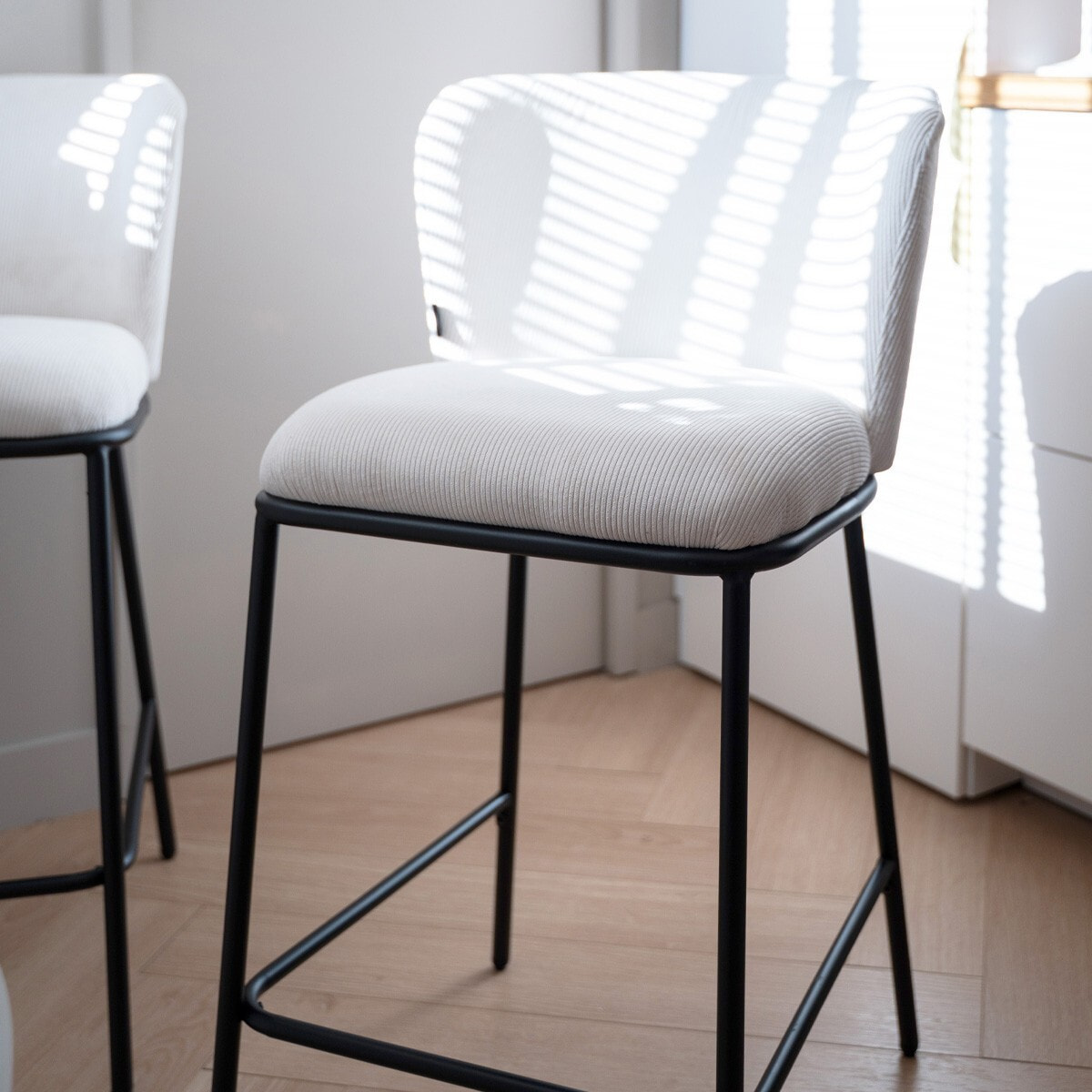 Lot de 2 tabourets de bar en velours côtelé, piètement noir - TOMA