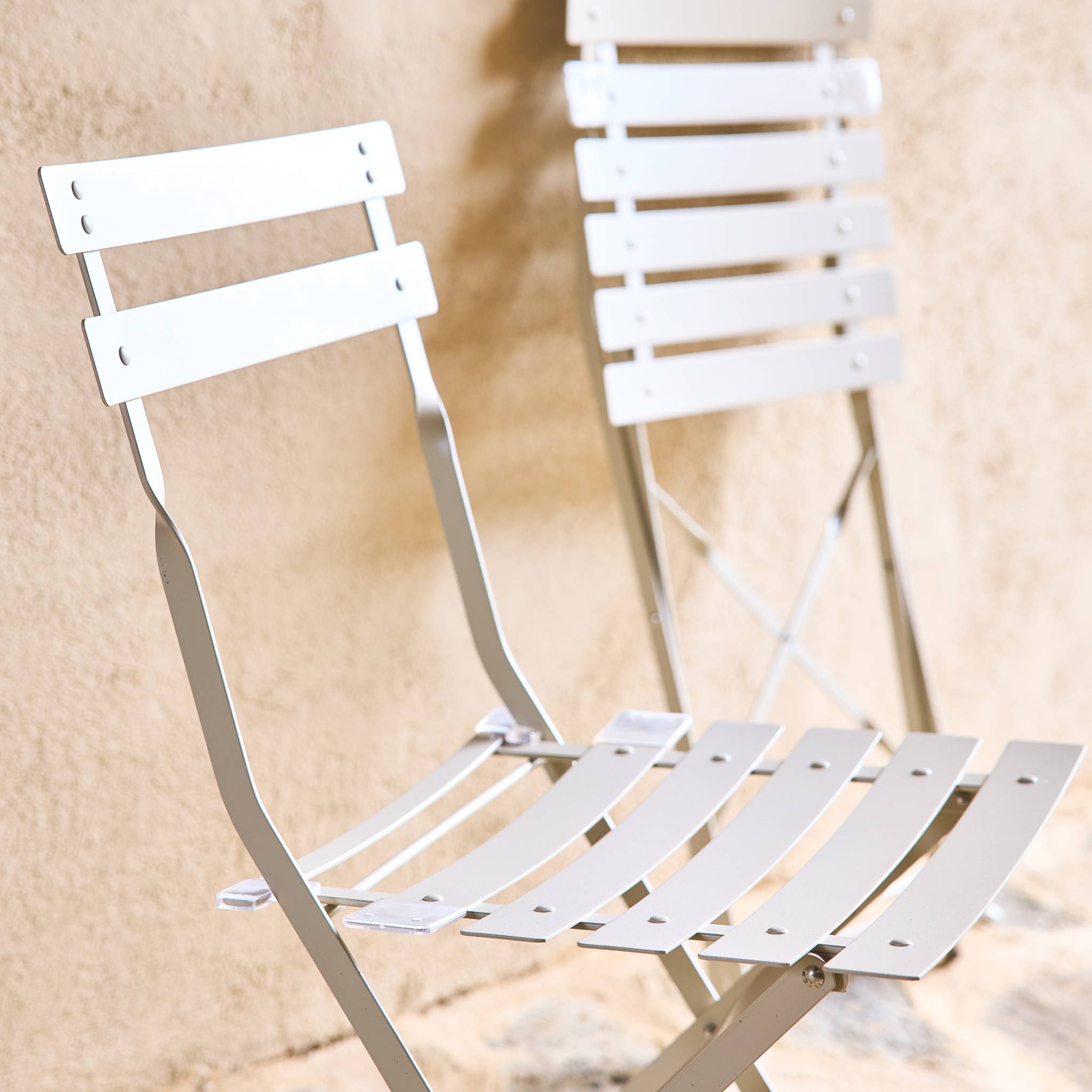 Lot de 2 chaises de jardin bistrot pliables en acier thermolaqué. 49.5 x 41 x 80.5cm