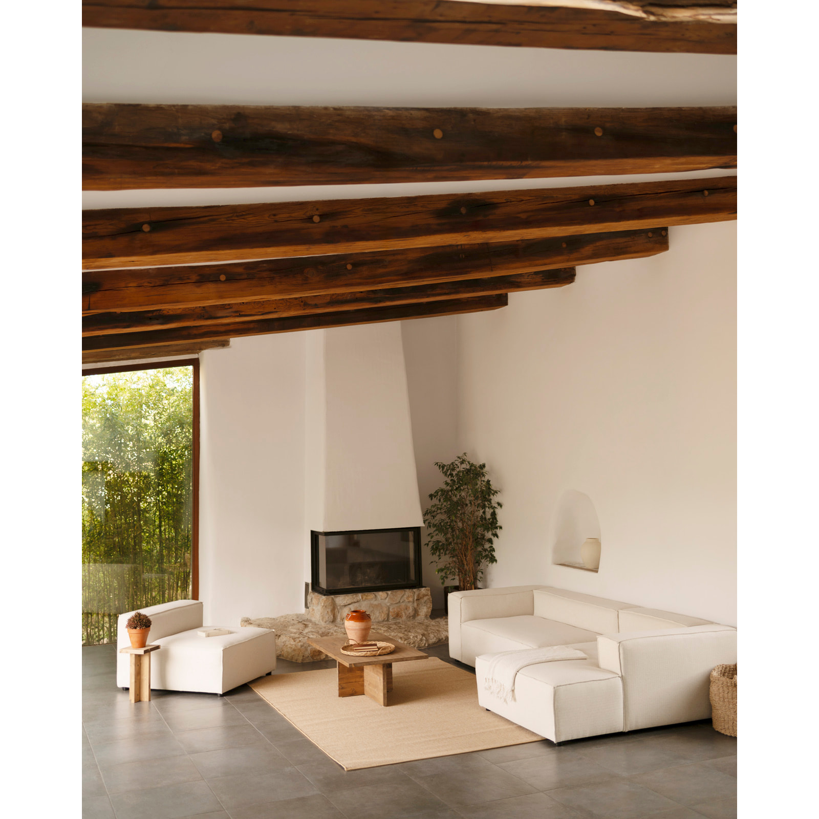 Mesa de centro de madera maciza en tono roble oscuro de 120x70cm Alto: 40 Largo: 120 Ancho: 70