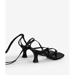 Sandalias negras con cuerdas