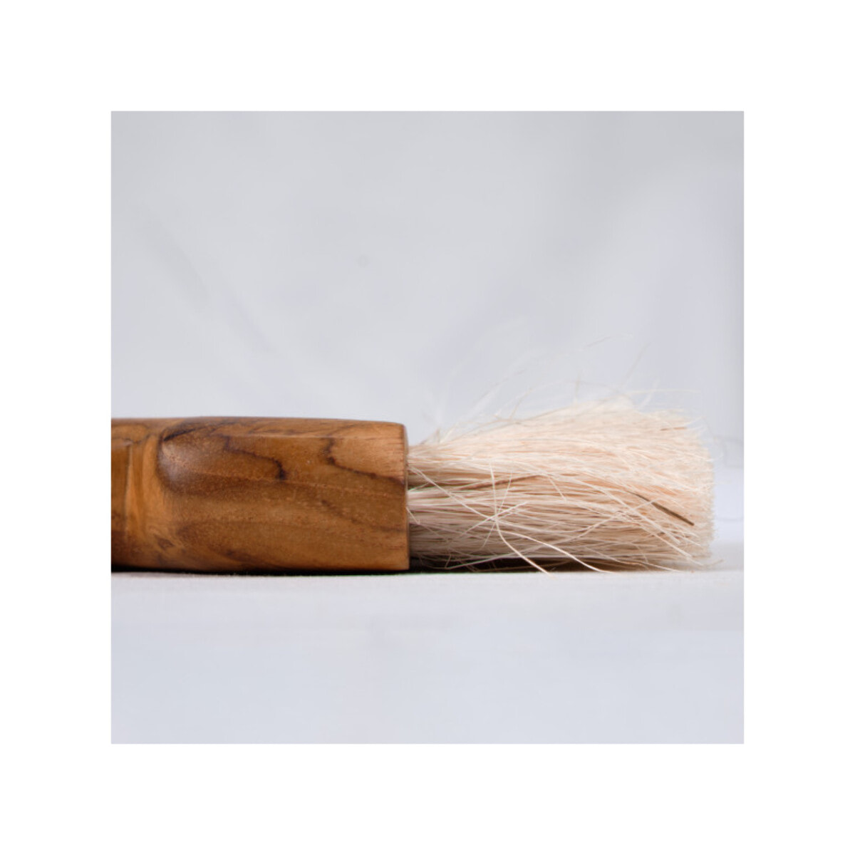Brosse de nettoyage triangle en fibres d'ananas et bois de teck - LUGO