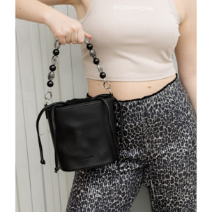 Bolso de mano negro con asa de piedras