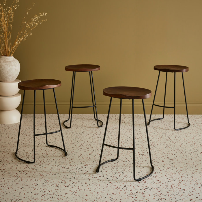 Lot de 4 tabourets de bars bois de manguier teinté noyer et acier. avec repose pieds. 65cm
