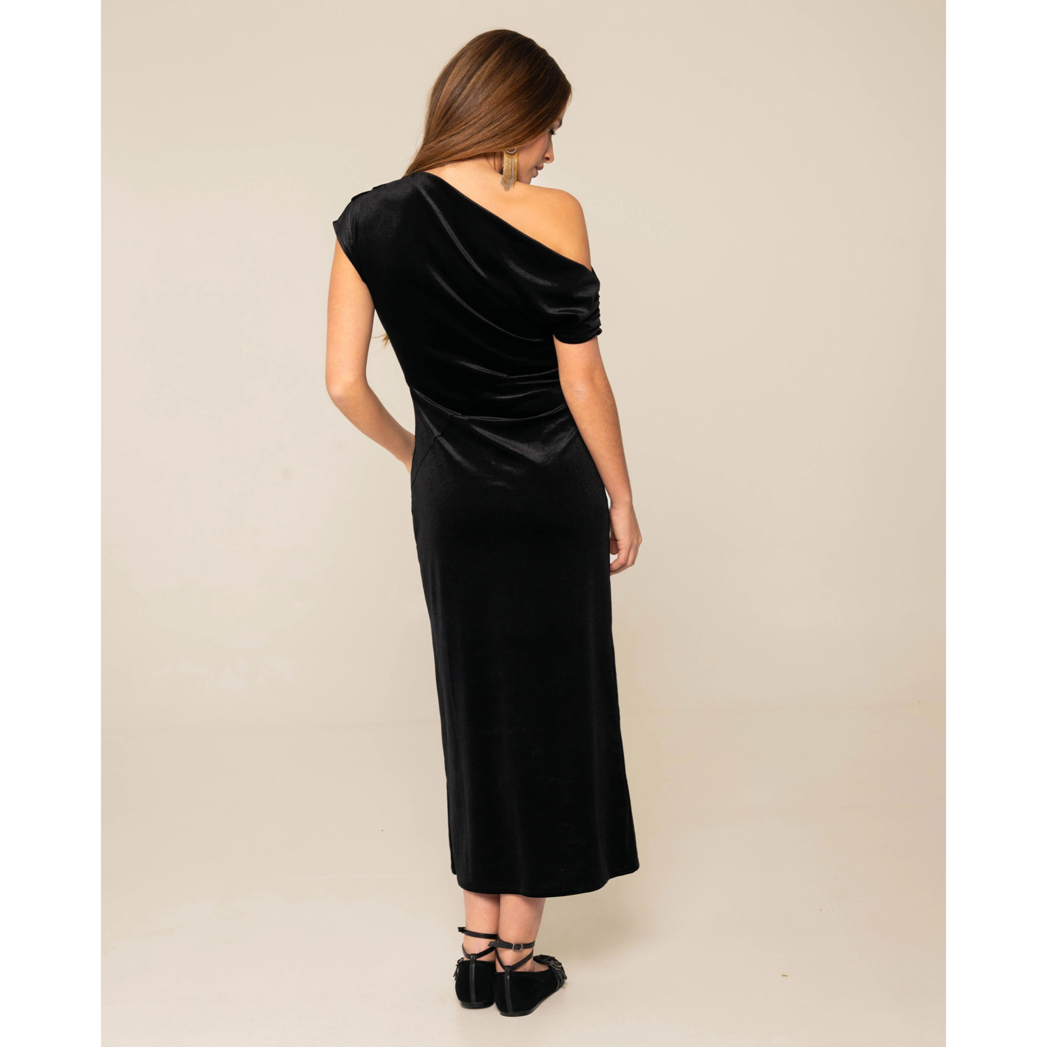 Vestido de terciopelo con escote asimétrico de mujer