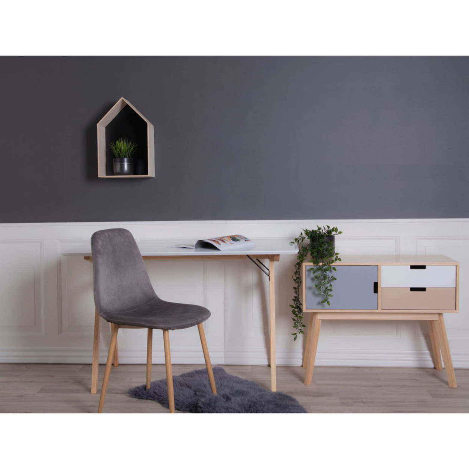 Scrivania Vojens bianca con gambe in legno naturale, 120×60×75 cm