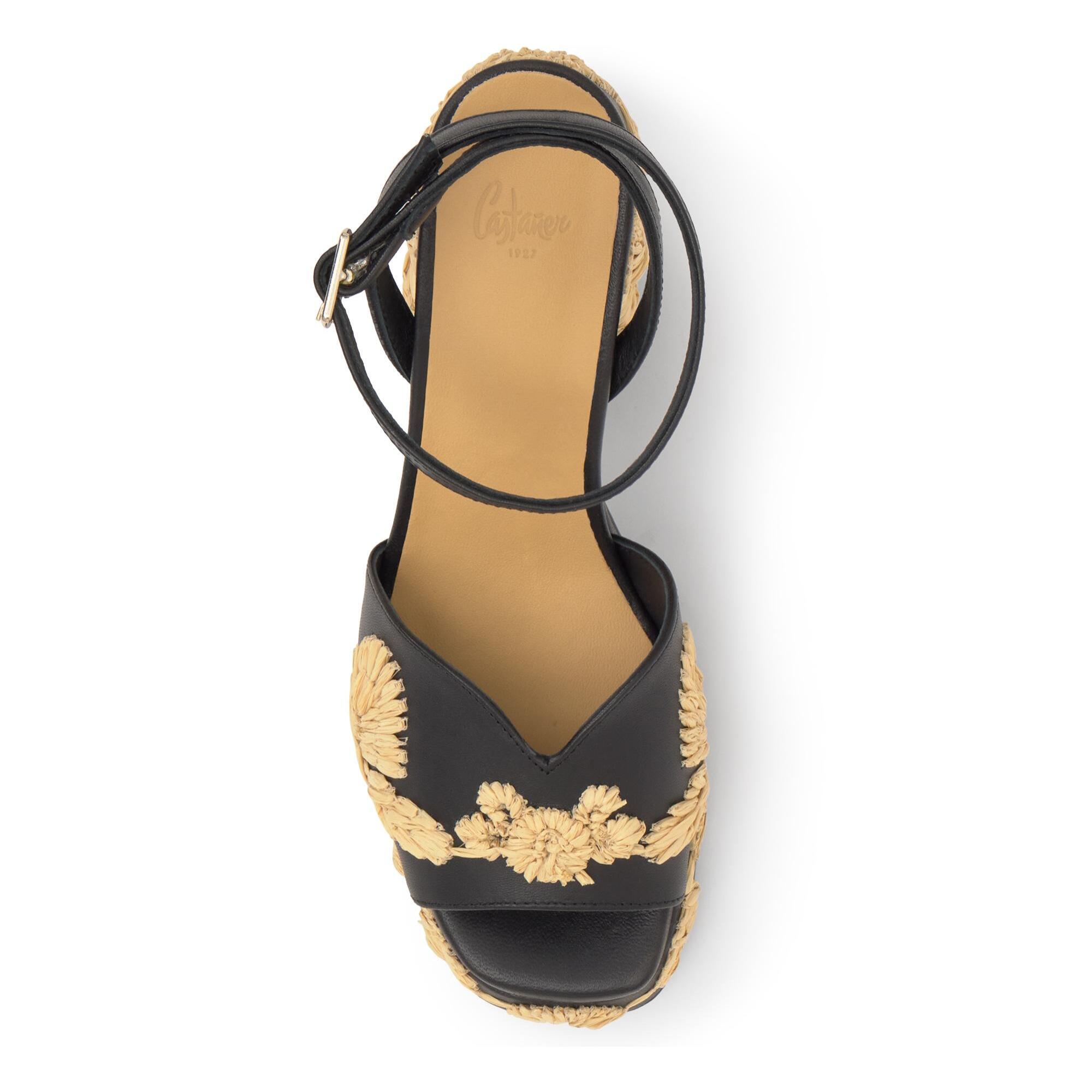 Sandalia Vasilia tacón forrado en napa con motivos florales bordados y hebilla