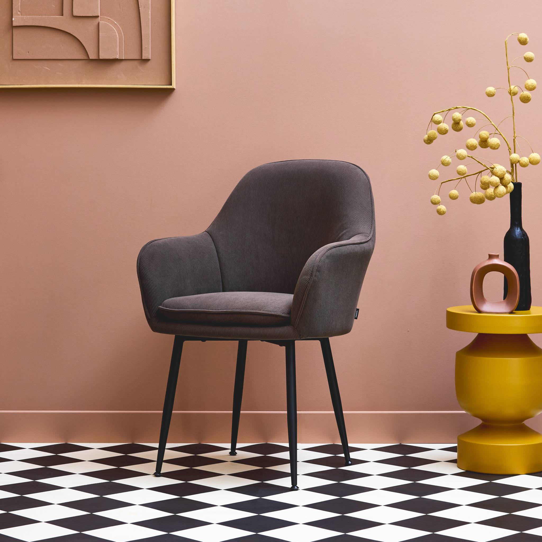 Fauteuil en velours côtelé gris foncé et pieds en métal noir mat. L 57 x P 59 x H 84.5