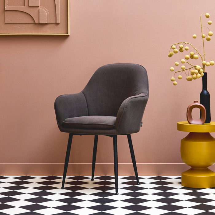 Fauteuil en velours côtelé gris foncé et pieds en métal noir mat. L 57 x P 59 x H 84.5