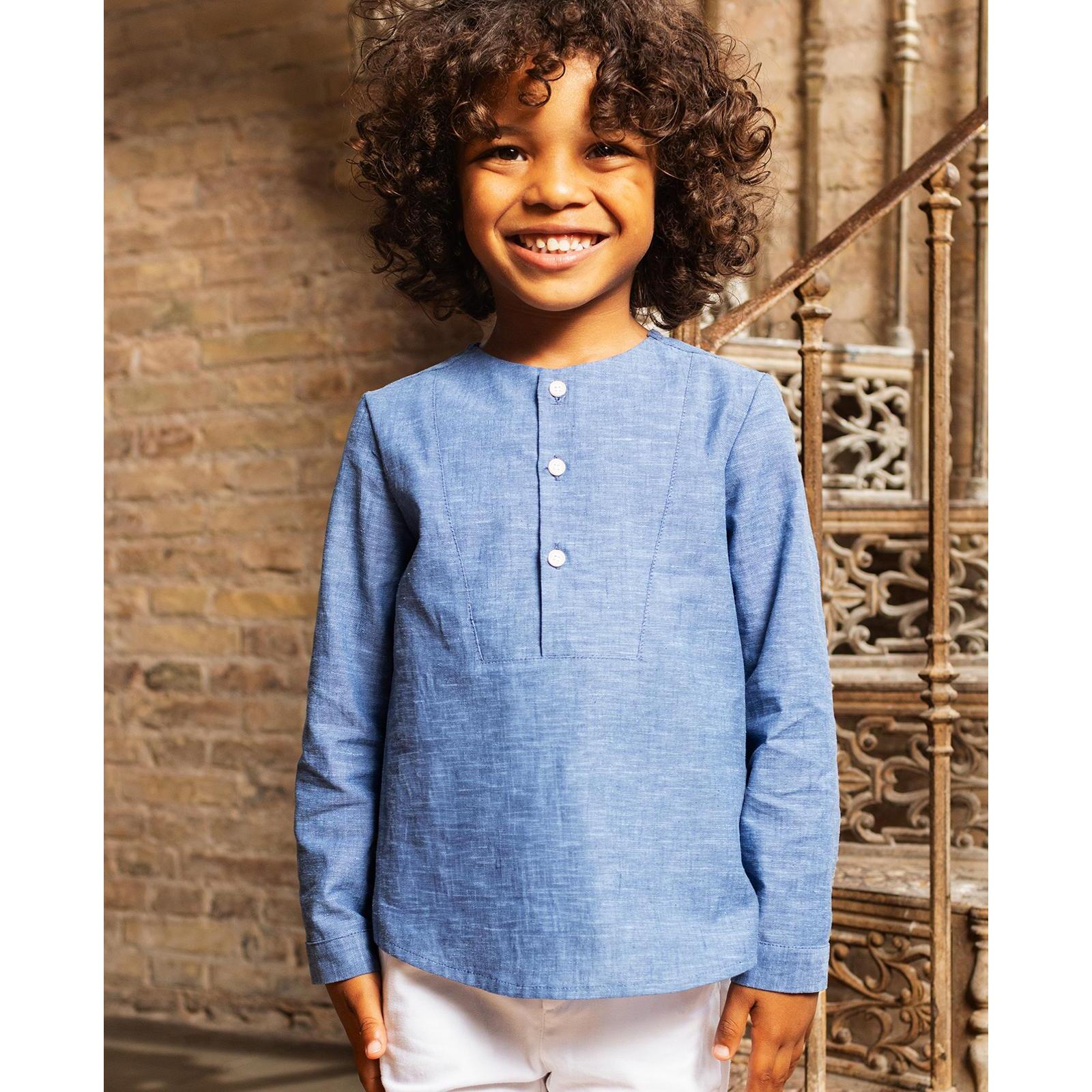 Camisa de manga larga azul. Con pechera en el delantero.