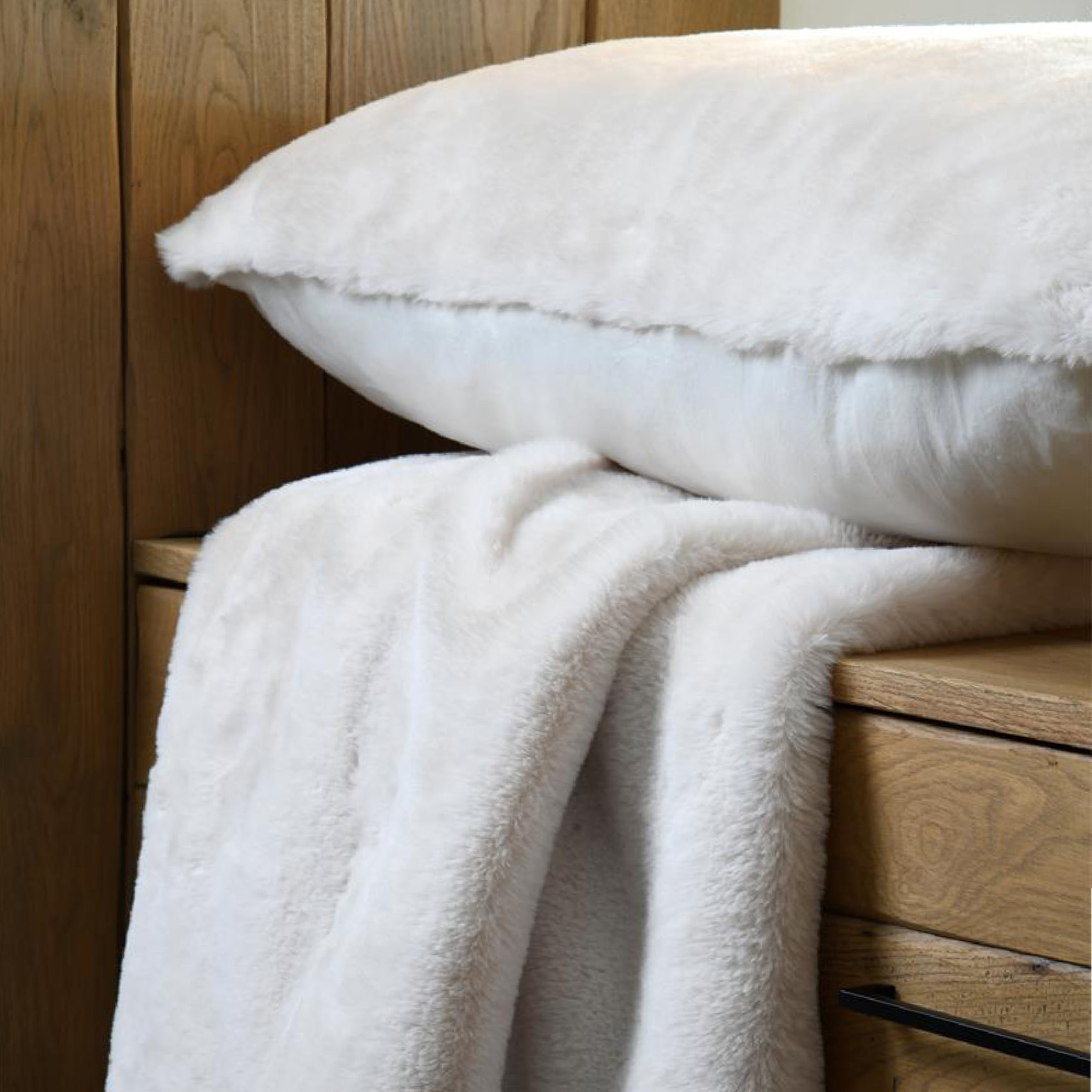 Coussin rectangulaire en fausse fourrure ultra moelleux - Ecru