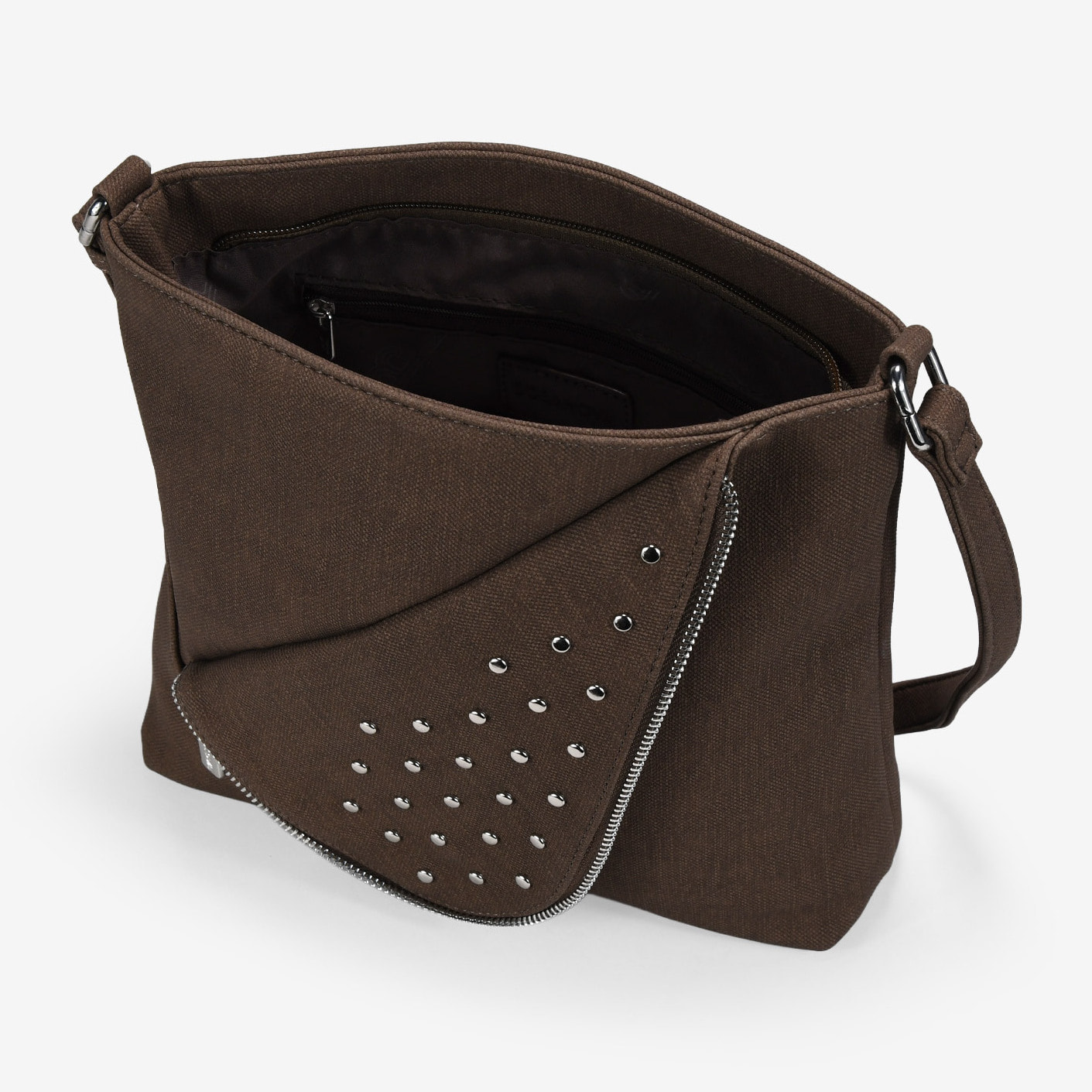 Bolso bandolera marrón con solapa de tachas