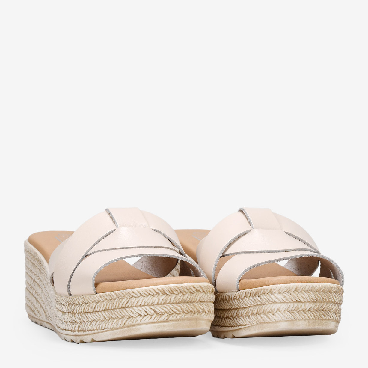 Sandalias de piel beige destalonadas con cuña de esparto