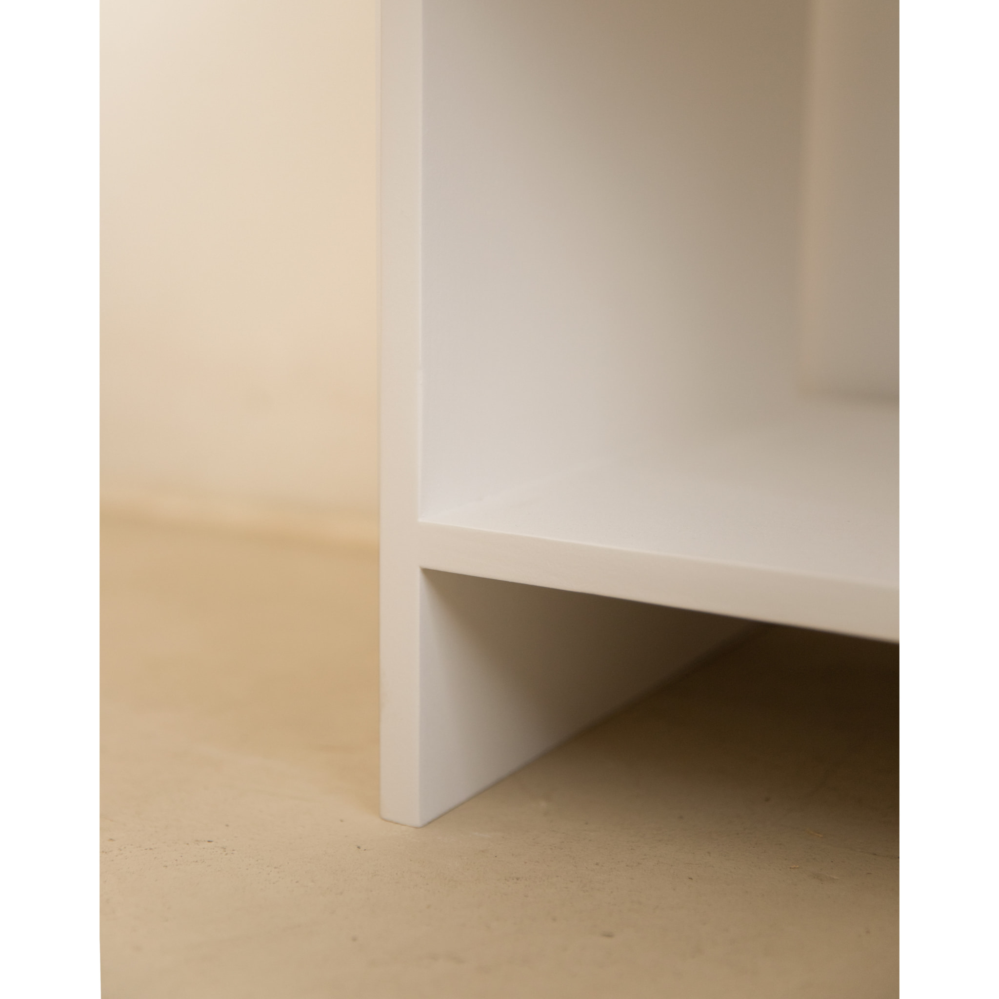 Pack de 2 mesitas de madera maciza con un cajón en tono blanco de varias medidas