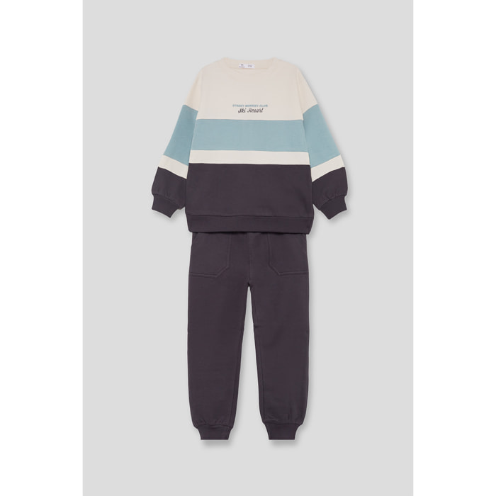 Conjunto niño sudadera en bloques crudo, verde y gris y pantalón, bordado Ski Resort y puños ajustados | Color: Gris oscuro | Street Monkey