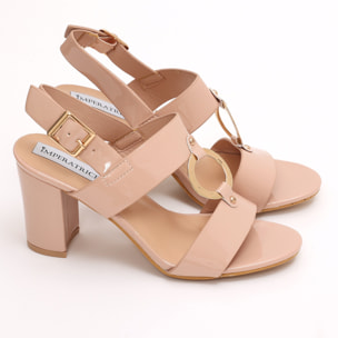 Sandali in simil pelle verniciata con tacco e applicazione color oro