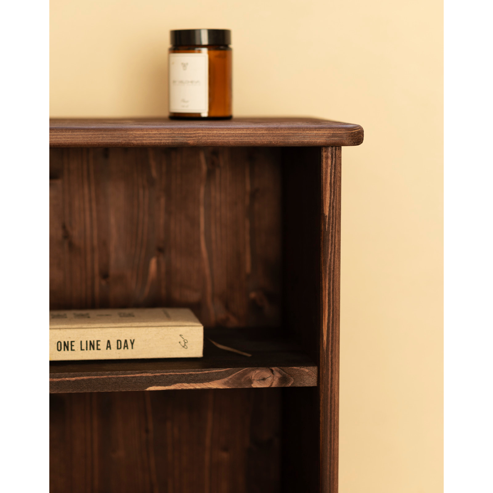 Mesita de noche de madera maciza en tono nogal de 50x42cm Alto: 50 Largo: 42 Ancho: 27