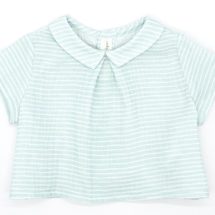 Camisa estampada de rayas verdes. Con cuello y pliegue en el cuello.