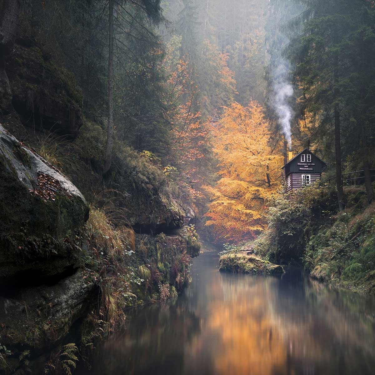 Affiche Vallée suisse en Automne Affiche sous cadre noir