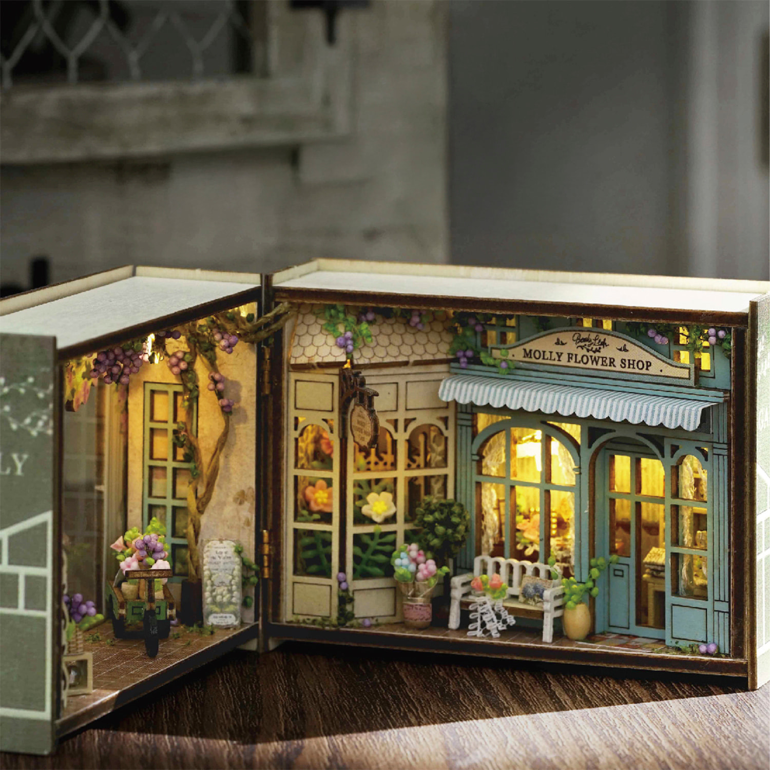 Colección Cubo fantástico, Jardín de Molly. Maqueta plegable 3D realista con gran detalle y luces led.