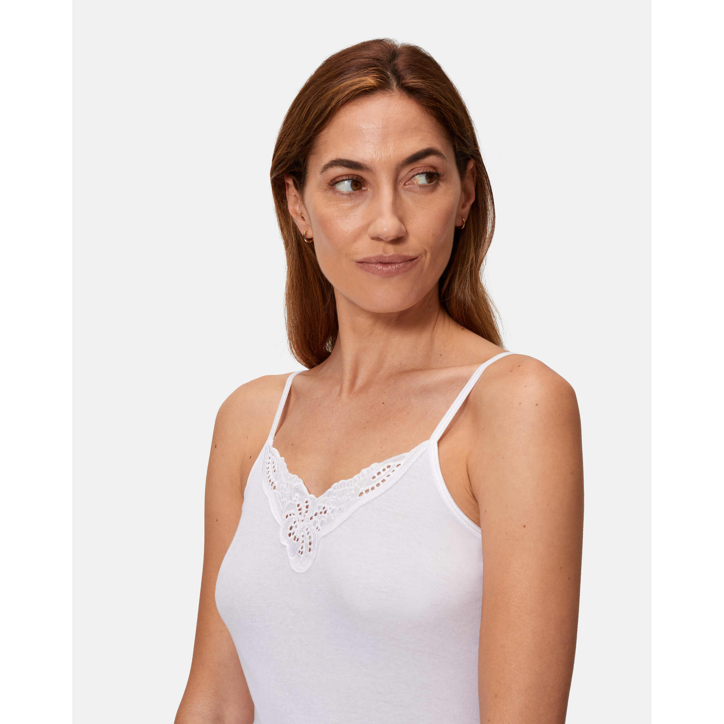 Camiseta interior de mujer de tirantes finos con detalle en escote