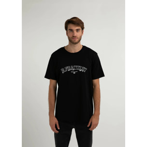 Camiseta Básica Varsity Paint  en Negro D.Franklin