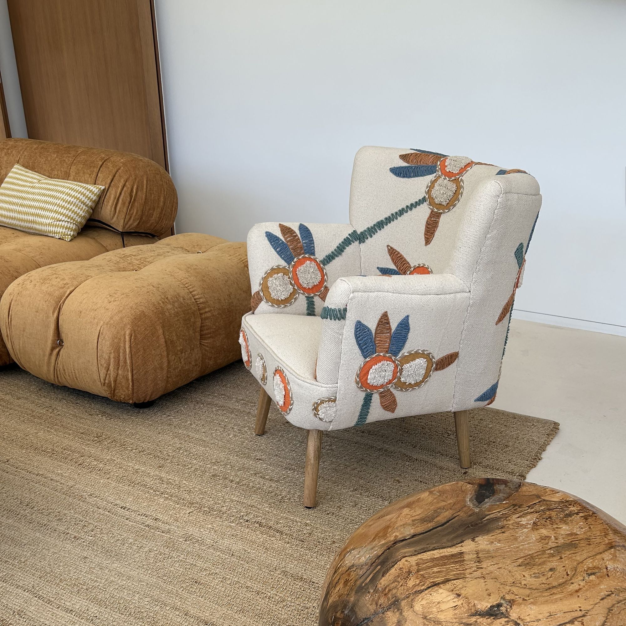 Fauteuil en coton écru brodé main et pieds en bois  MAYA