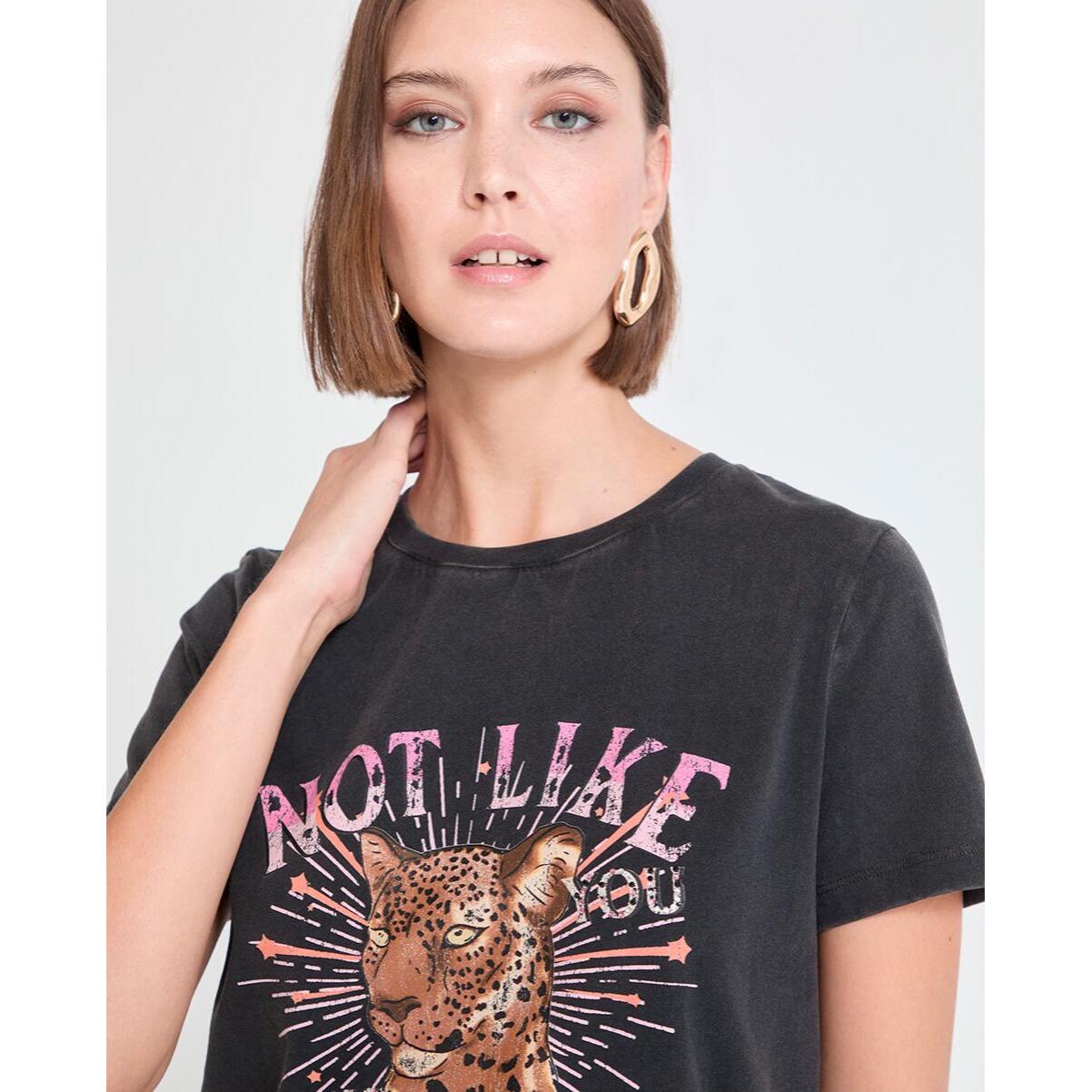 T-shirt con effetto lavato e stampa posizionale