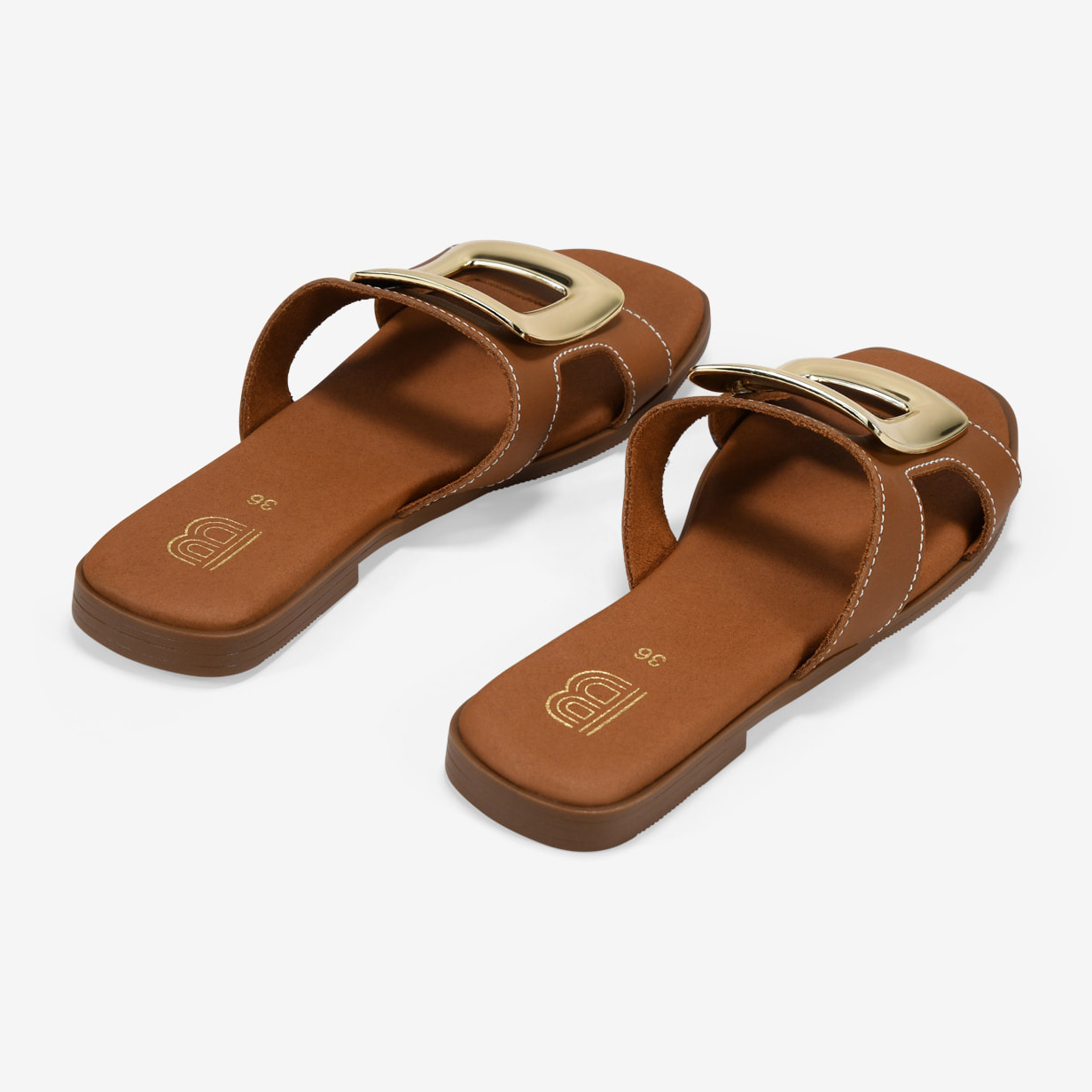 Sandalias planas marrones con aplique metálico