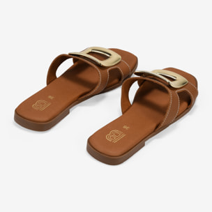 Sandalias planas marrones con aplique metálico
