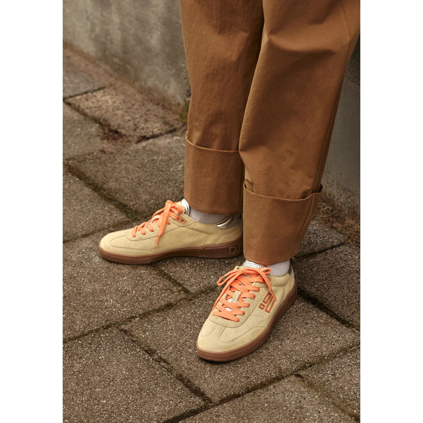 Zapatillas de Mujer Rebel Modelo Rebel Suede Amarillas con Detalles Metálicos