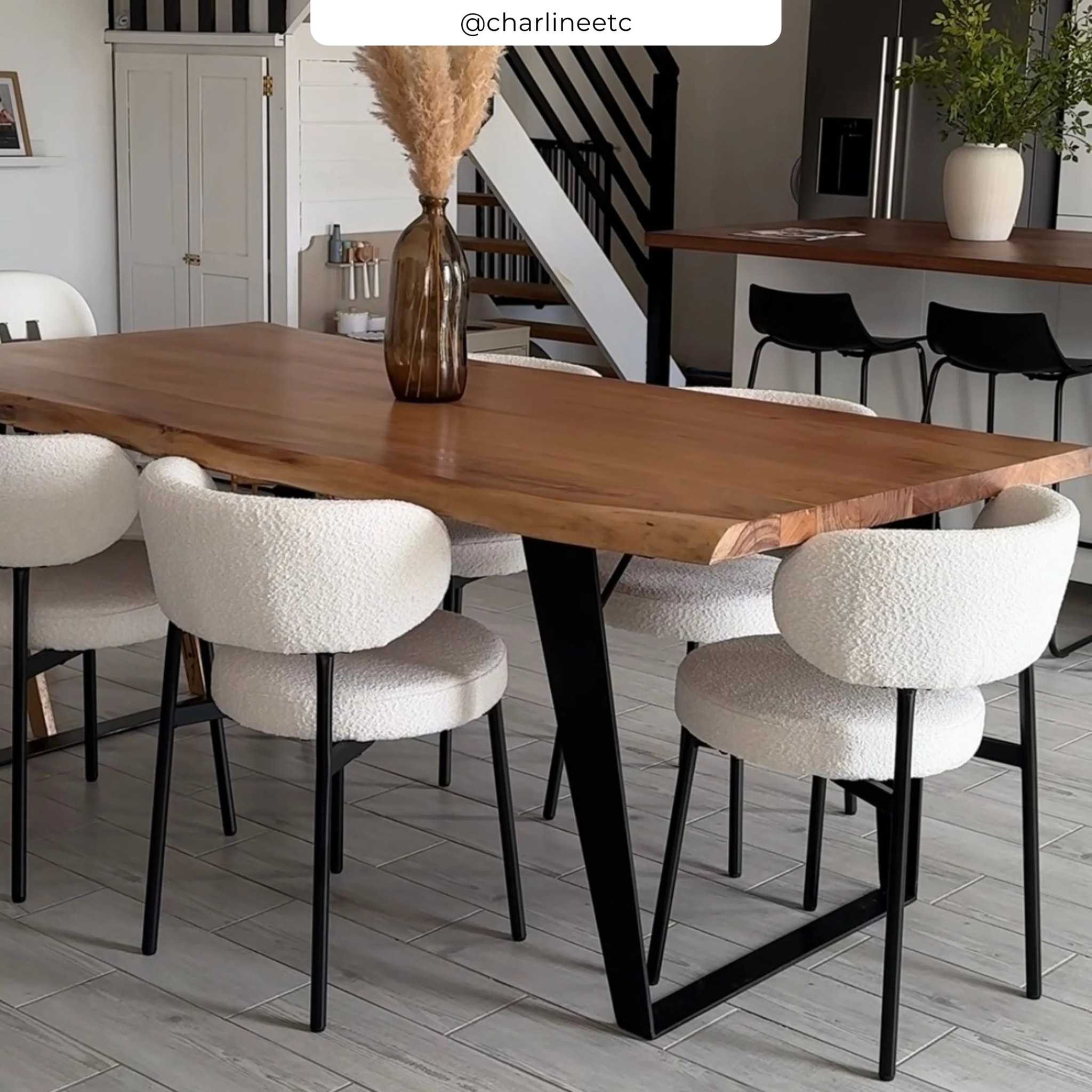 Lot de 2 chaises en tissu bouclé blanc cassé et pieds noirs - Maëlie