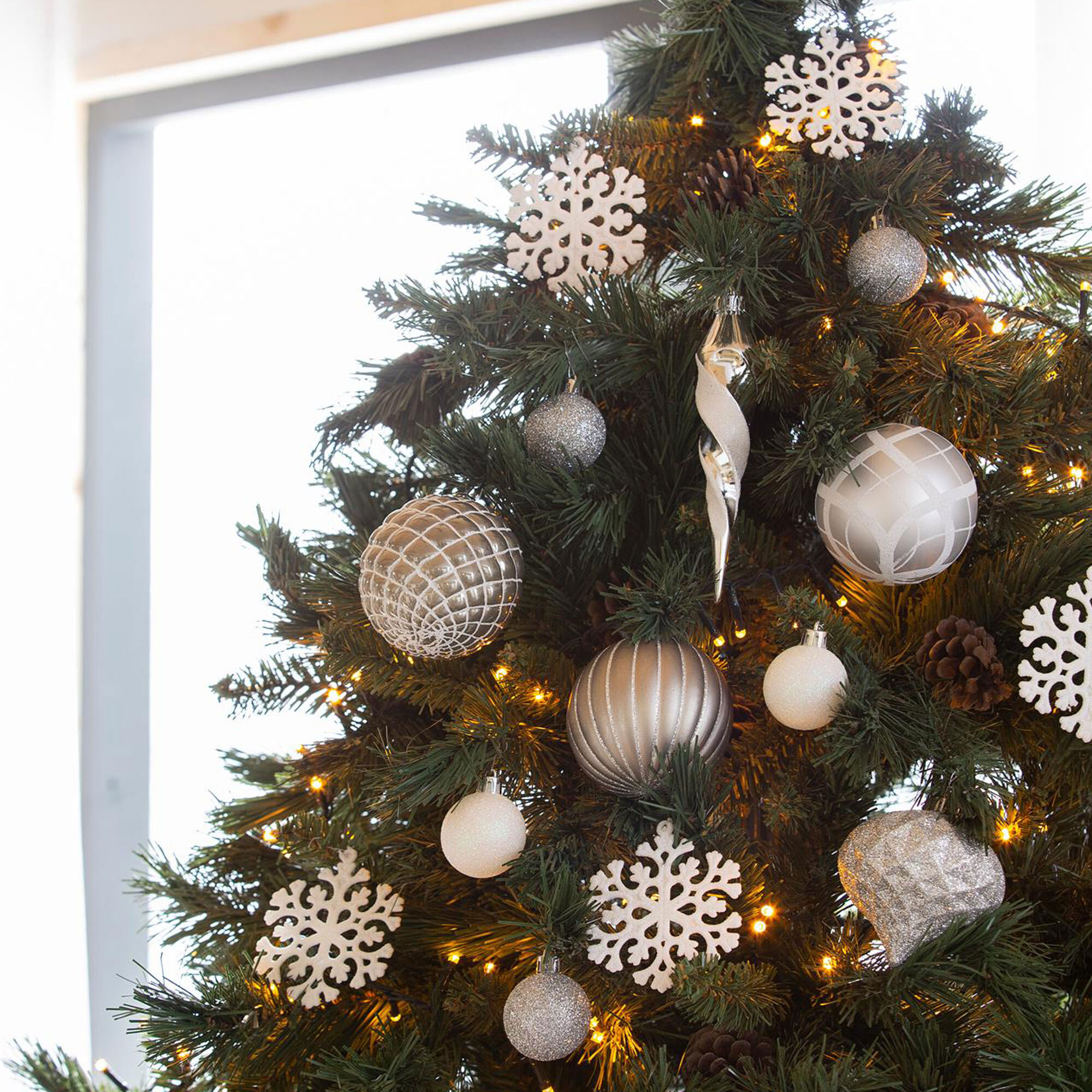 set de 100 bolas de navidad color plata en tubo pet con diferentes diseños y acabados