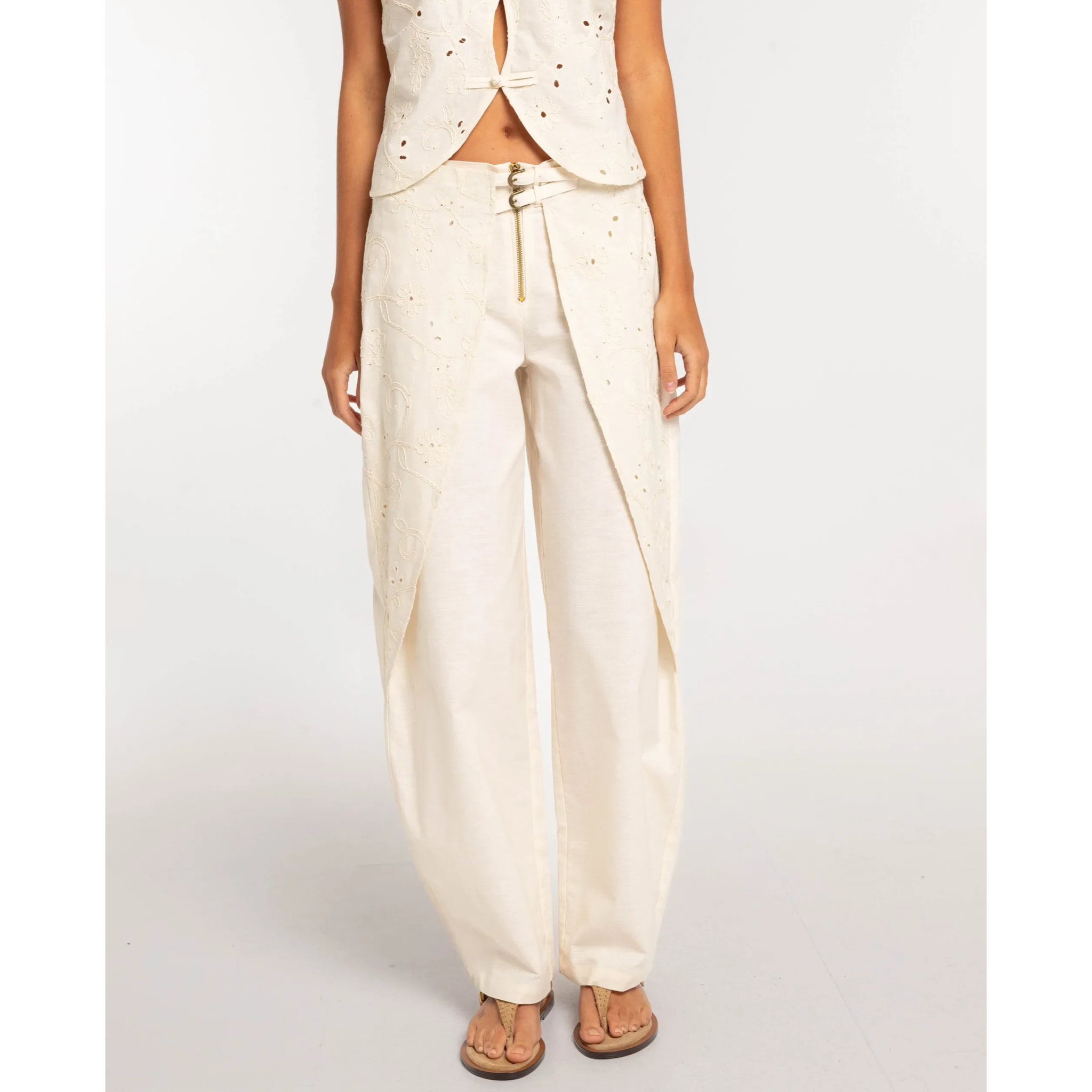Pantalón recto de mujer con sobrefalda bordada y hebillas