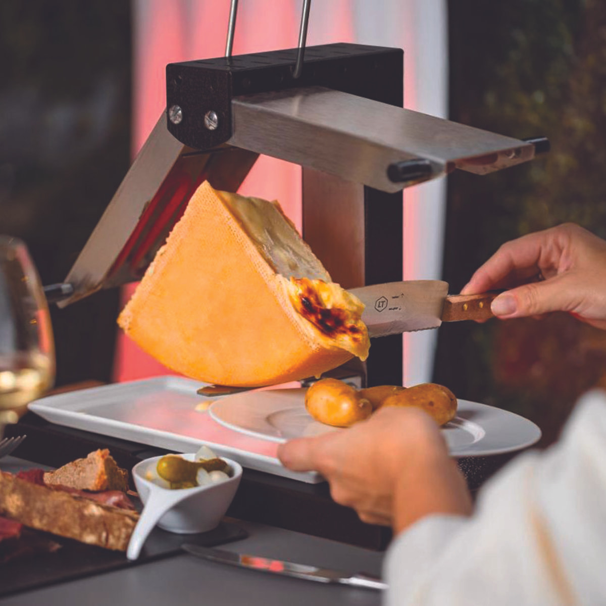 Appareil à raclette traditionnel Brézière® PREMIUM - Noir Poignées bois - Couteau inclus - 1/4 ou 1/6 meule - 230V 1000W