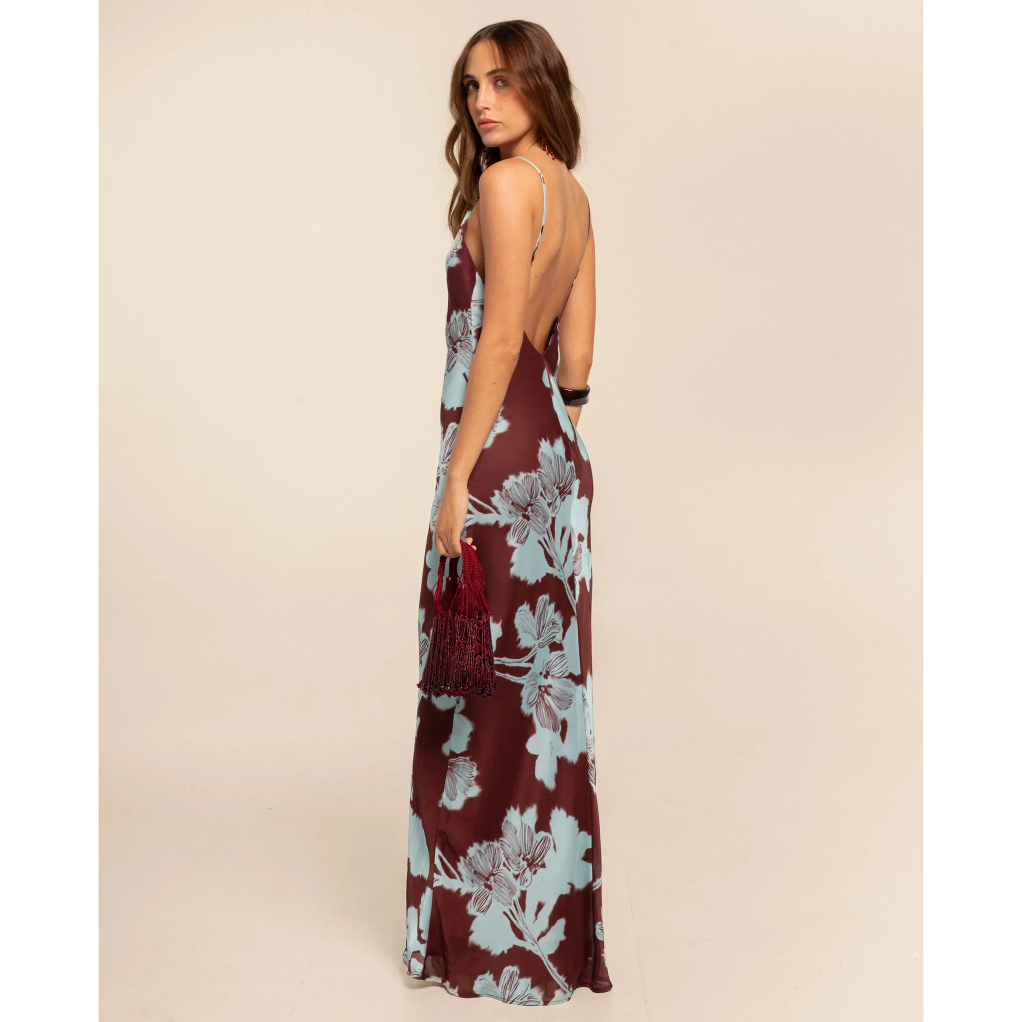 Vestido largo lencero con corte al bies y tirantes