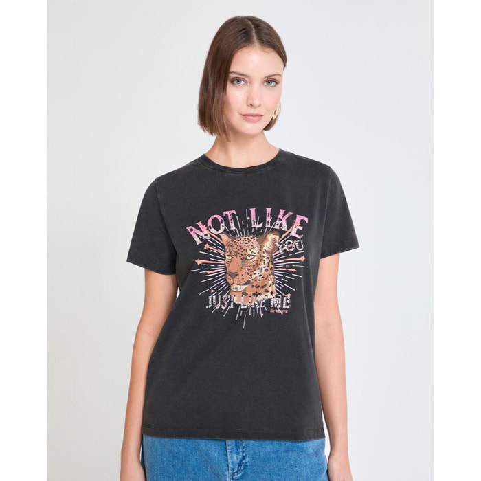 T-shirt con effetto lavato e stampa posizionale