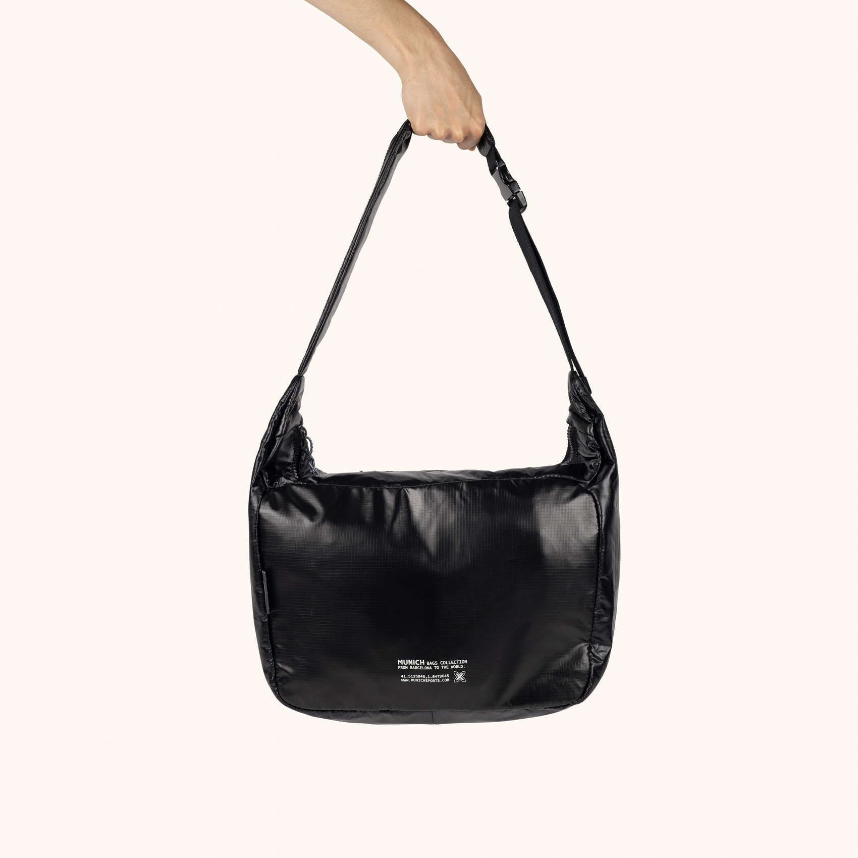 Bolso Hobo Minimalista en Poliamida Reciclada DEEP RECYCLED HOBO BLACK