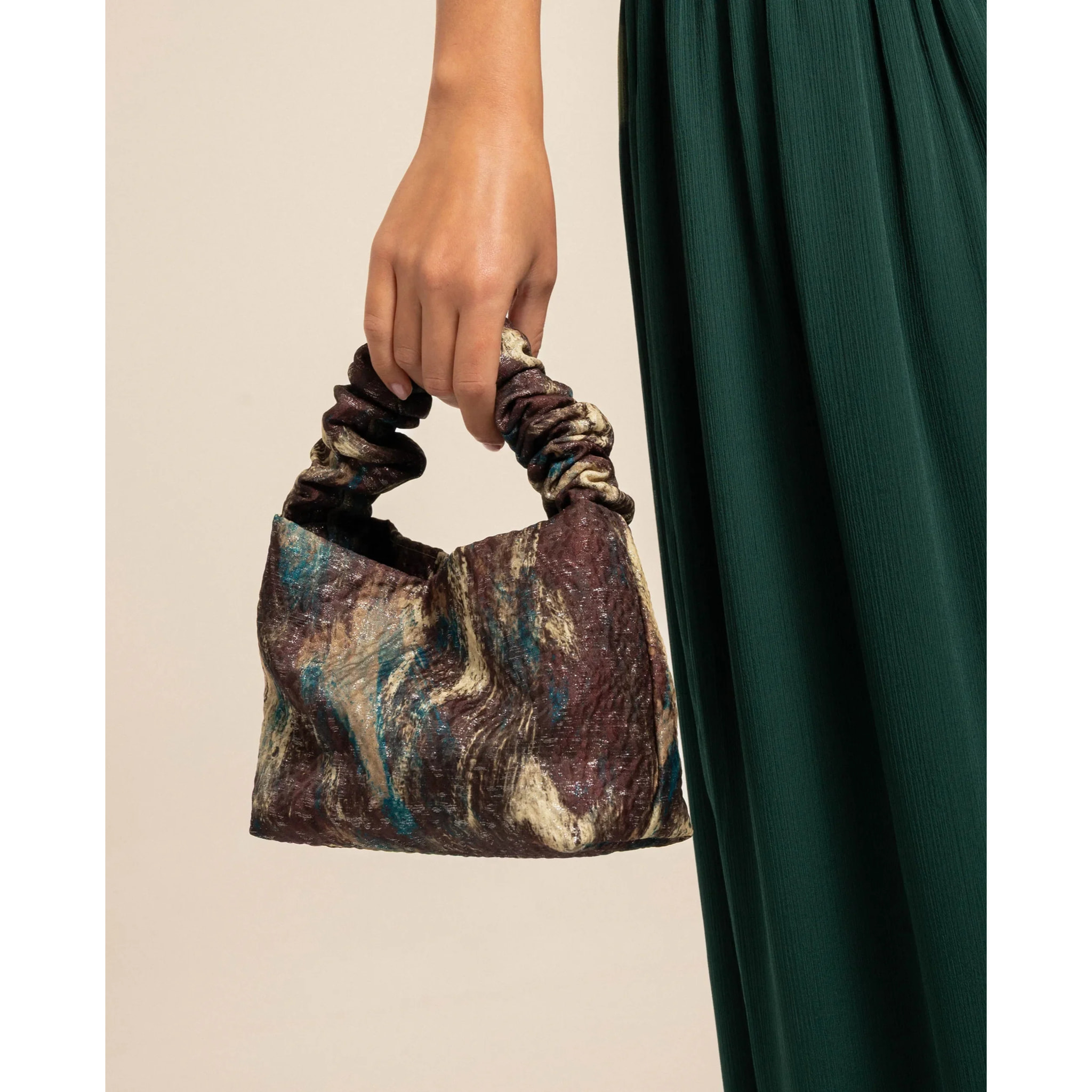 Bolso de mano estampado con asa fruncida y lurex