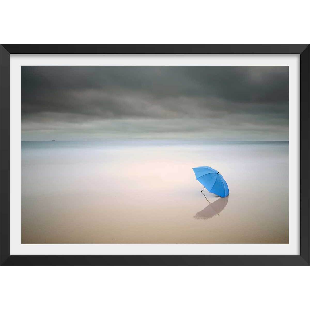 Poster parapluie bleu Affiche + cadre en bois - Noir