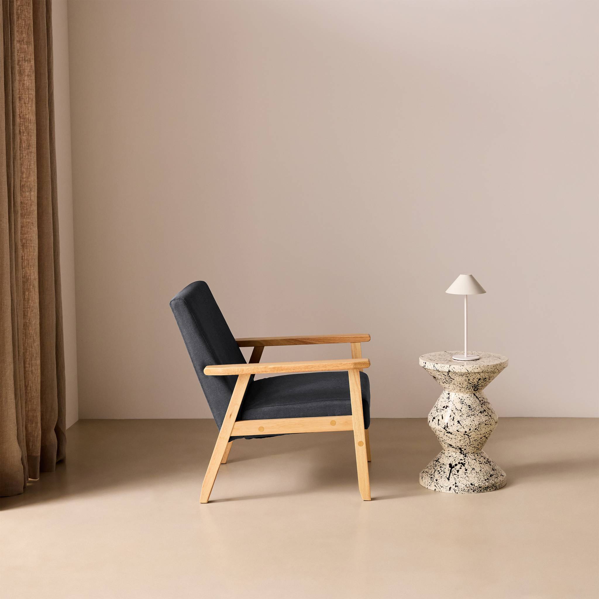 Fauteuil scandinave bois de peuplier, d'hévéa et tissu ISAK