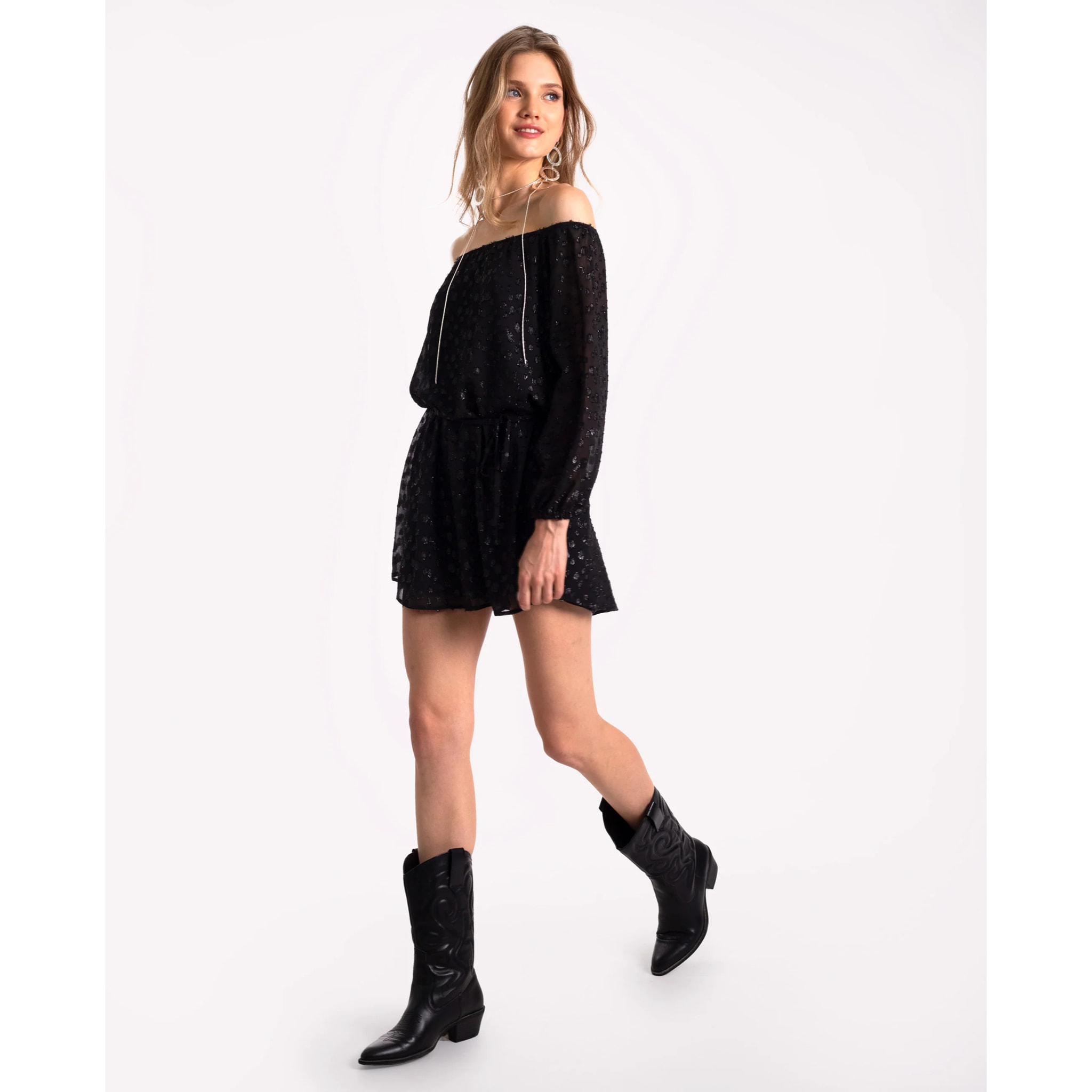 Vestido corto con escote bardot y manga larga