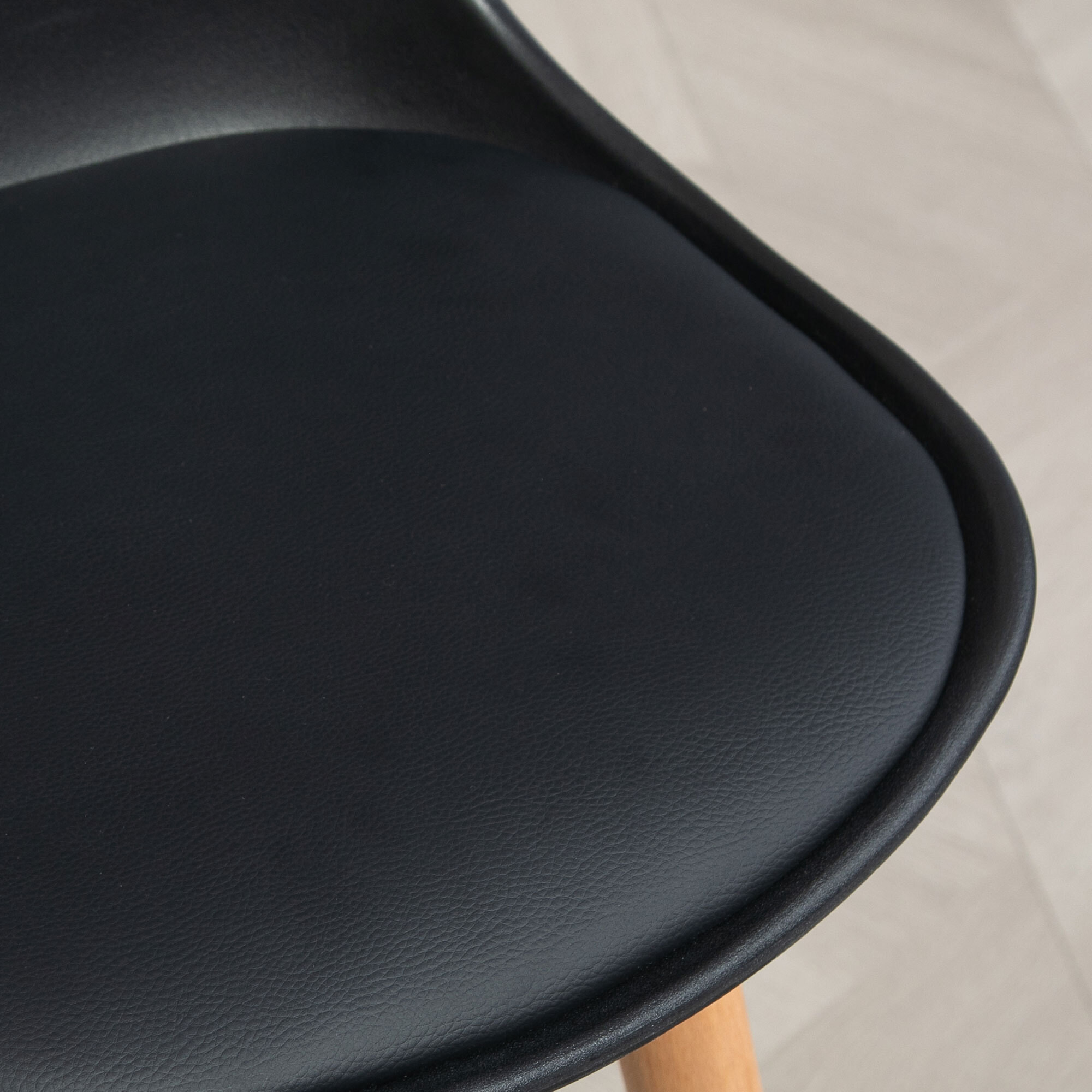 Tabourets de bar style scandinave - lot de 2 tabourets de bar avec repose-pieds - piètement bois de hêtre assise PU noir