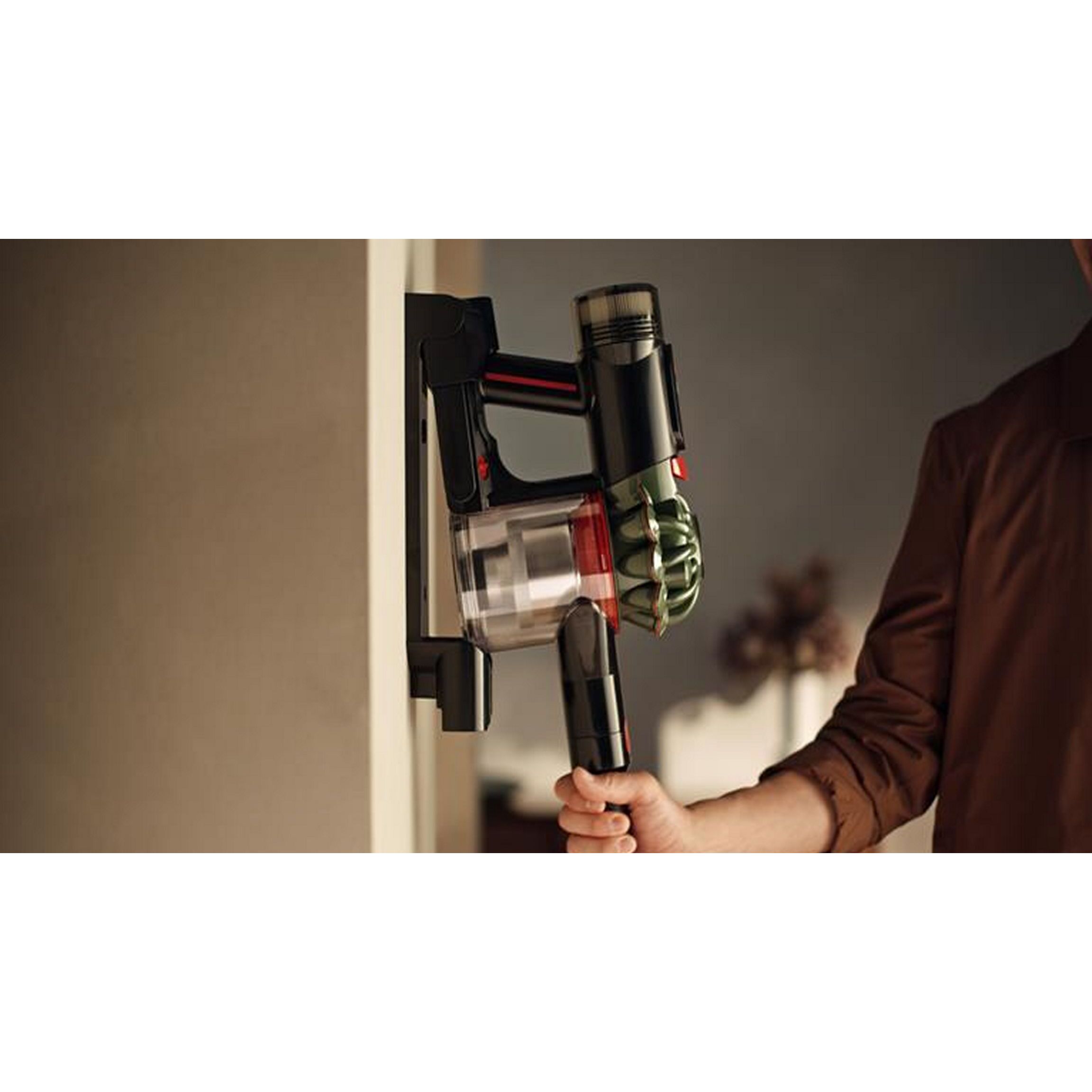 Aspirateur sans fil Dyson V8 Cyclone Fluffy + Kit de nettoyage pour meubles (Noir)
