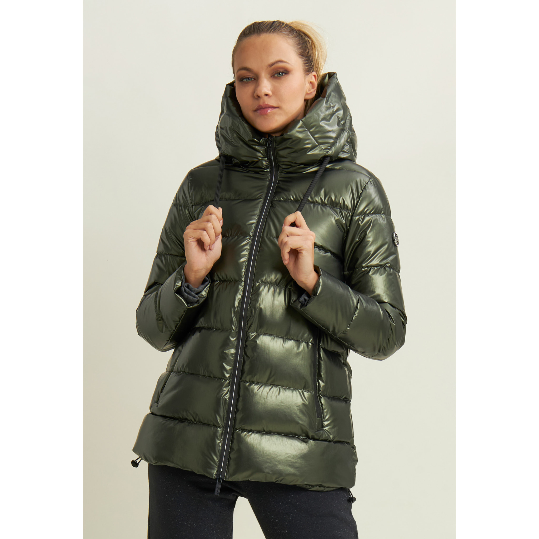 Piumino donna lucido con cappuccio protettivo e coulisse