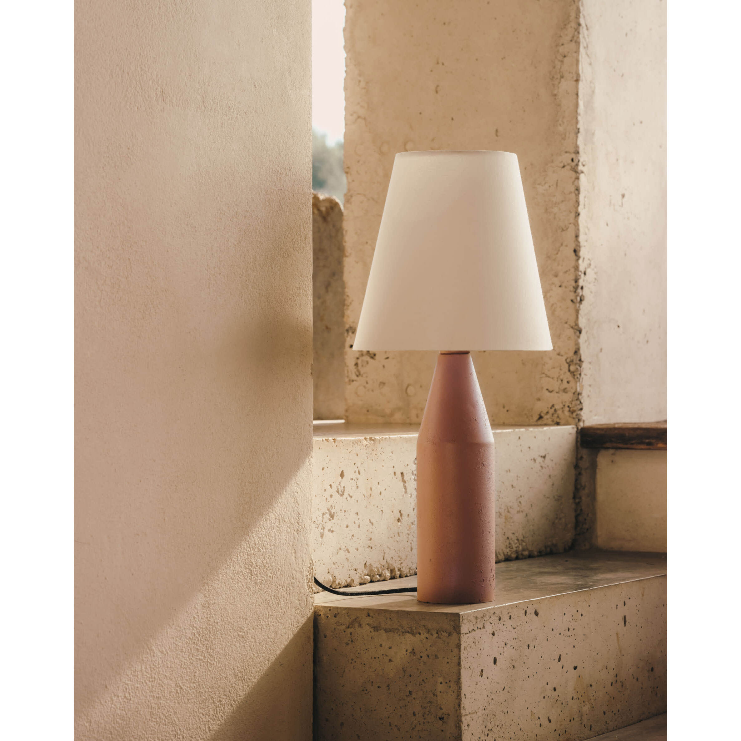 Kave Home - Lampada da tavolo Boada in metallo finitura verniciata terracotta