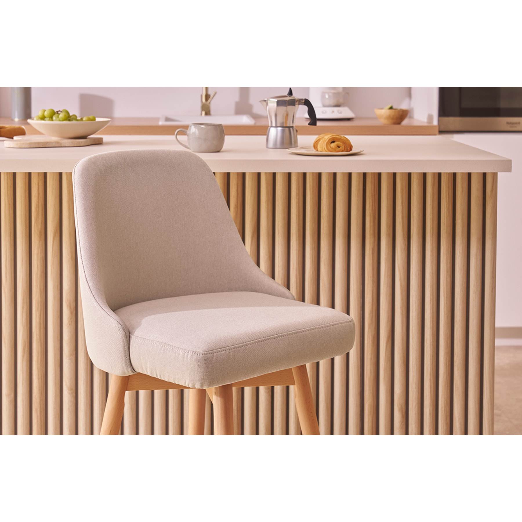 Tabourets de bar scandinaves pivotants 360° en tissu beige et bois hêtre massif H65 cm (lot de 2) HASTA