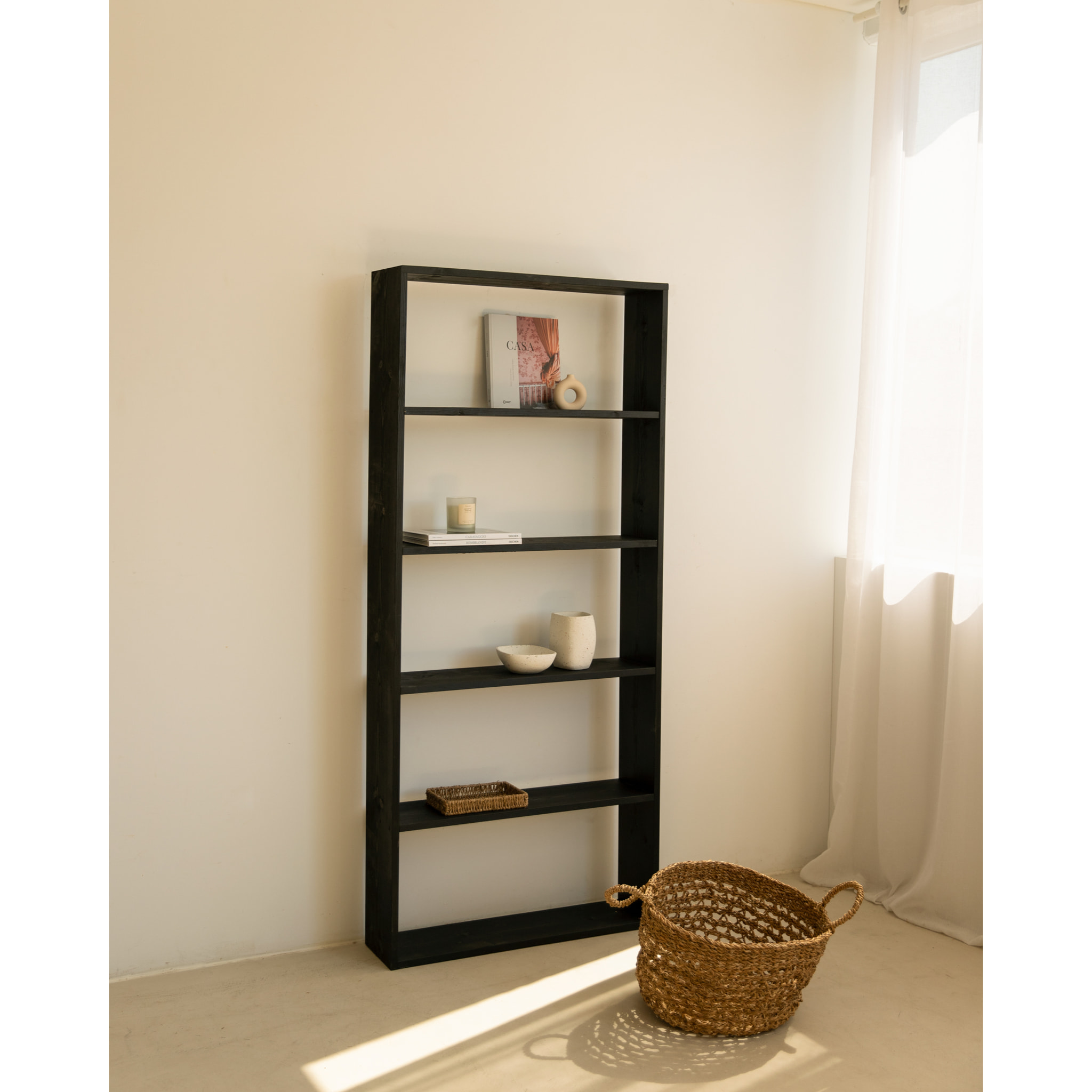 Estantería de madera maciza tono negro con 4 estantes Alto: 182 Largo: 80 Ancho: 20