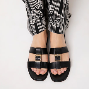 Sandali bassi neri con stile elegante